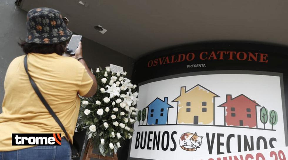 Dejan corona de flores en los exteriores del teatro Marsano por la muerte de Osvaldo Cattone. Fotos : Cesar Campos / @photo.gec