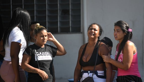Familiares de personas muertas o heridas durante una operación policial lloran afuera del Hospital Getulio Vargas en Río de Janeiro, Brasil, el 24 de mayo de 2022.  (Foto por MAURO PIMENTEL / AFP)