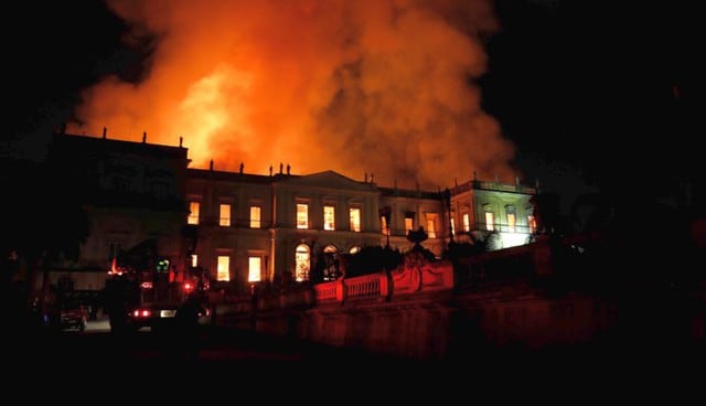 El fuego devoró durante seis horas el Museo Nacional, un histórico edificio que carecía de un sistema de rociadores hídricos y sufría tras años de abandono financiero. (Foto: EFE)
