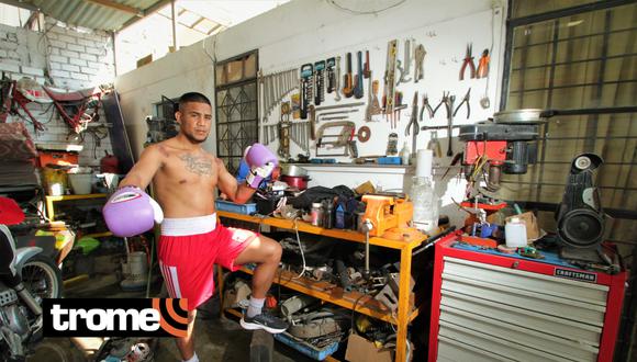 Boxeador Luis 'The King' Miranda se recursea reparando motocicletas. Foto: Alan Ramírez