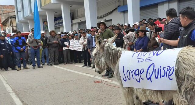 Población paseo burro con nombre de alcalde de Canchis, José Quispe Ccallo, exigiendo su vacancia (GEC)