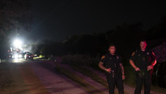 La policía vigila un área en la escena donde se descubrió un camión con remolque con migrantes dentro de las afueras de San Antonio, Texas, el 27 de junio de 2022. (Foto de Sergio FLORES / AFP)
