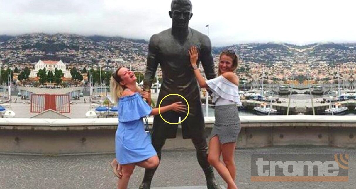 Fanáticas de Cristiano Ronaldo no resisten la tentación de fotografiarse junto a los encantos de esta escultura.