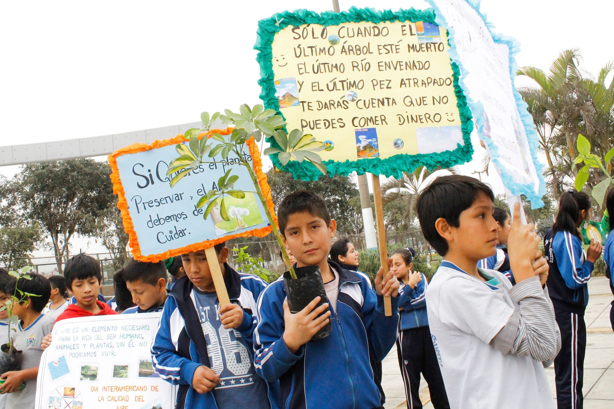 Decenas de escolares de nivel inicial y primaria participaron de pasacalle para promover el cuidado del medio ambiente.