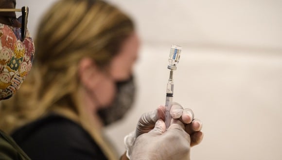No es la primera vez que la ciudad ofrece incentivos a los residentes para animarlos a que se pongan la vacuna, ya que el pasado julio también se entregó la misma cantidad a las personas que se inmunizaran contra el COVID-19.  (Foto: Angela Weiss / AFP)