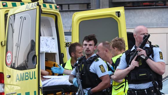 Se ve una ambulancia y policías armados durante la evacuación de personas en el centro comercial Fields en Copenhague, Dinamarca, el 3 de julio de 2022 después de que los medios daneses informaran sobre un tiroteo.  (Foto de Olafur Steinar Gestsson / Ritzau Scanpix / AFP)