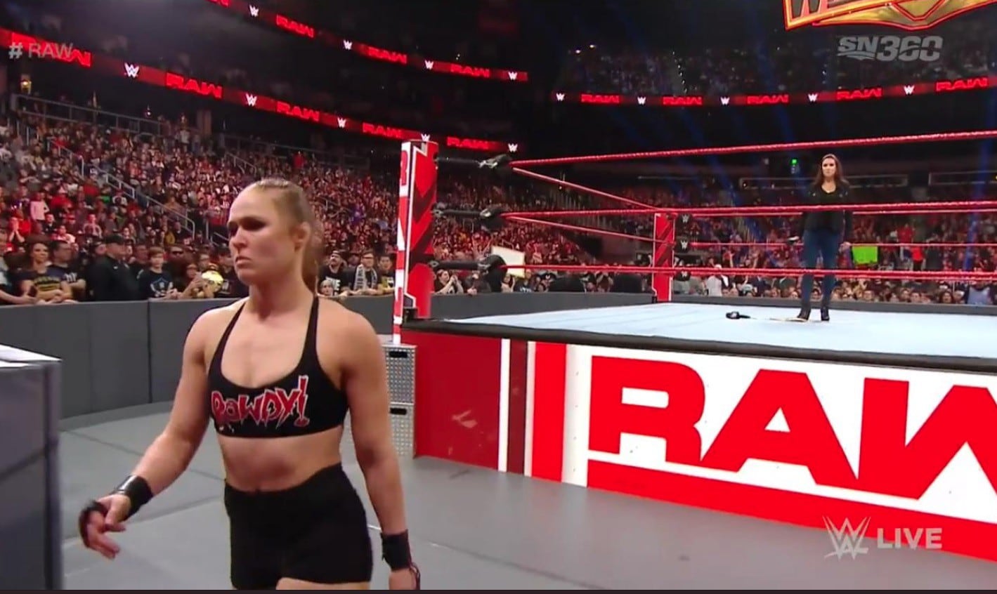 Ronda dejó el cinturón tendido en el ring. (Captura Fox Sports 2)