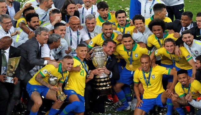 Jair Bolsonaro alzó la Copa América 2019. (Fotos: Agencias)
