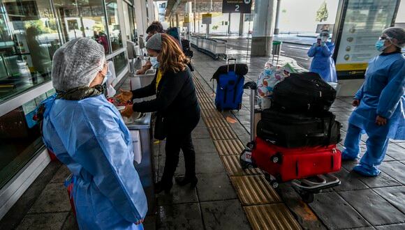 Entre el 11 de octubre y el 19 de octubre, la Administración Nacional de Aviación Civil permitirá la llegada de 4.000 viajeros diarios y a partir de esa fecha ya no habrá limitaciones. (Foto: Juan BARRETO / AFP)