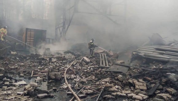 Bomberos trabajando para apagar un incendio en una planta de pólvora y productos químicos en la región de Ryazan. (Foto: Ministerio de Situaciones de Emergencia / AFP)