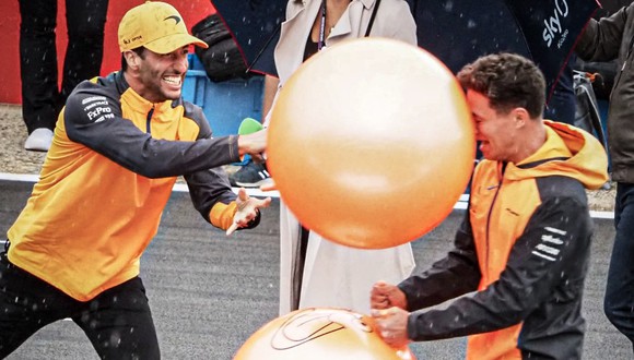 Daniel Ricciardo sorprendió a Lando Norris con un pelotazo en un evento de la F1. (Foto: ESPN)