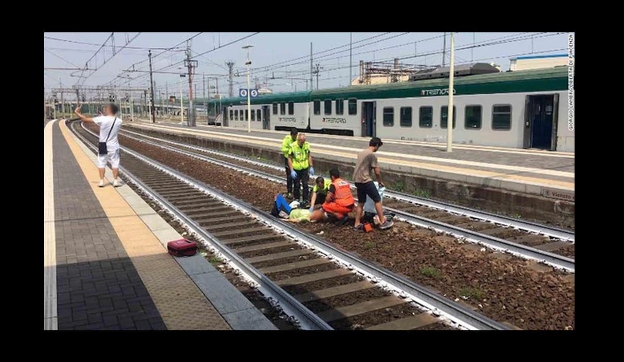 Hombre desató todo el repudio de Italia por tomarse selfie antes de ayudar a mujer arrollada por un tren.