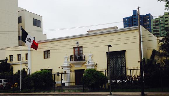 Embajada de México es obstruida por diversos vehículos para impedir el ingreso de Pedro Castillo. (Foto: Embajada)