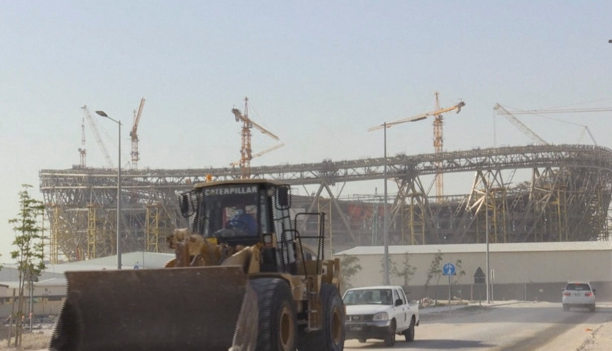 La agencia AFP presenció que las obras de construcción del estadio Lusail, donde se jugará la final del Mundial Qatar 2022, continúan en medio de la pandemia. (Captura: AFP TV)