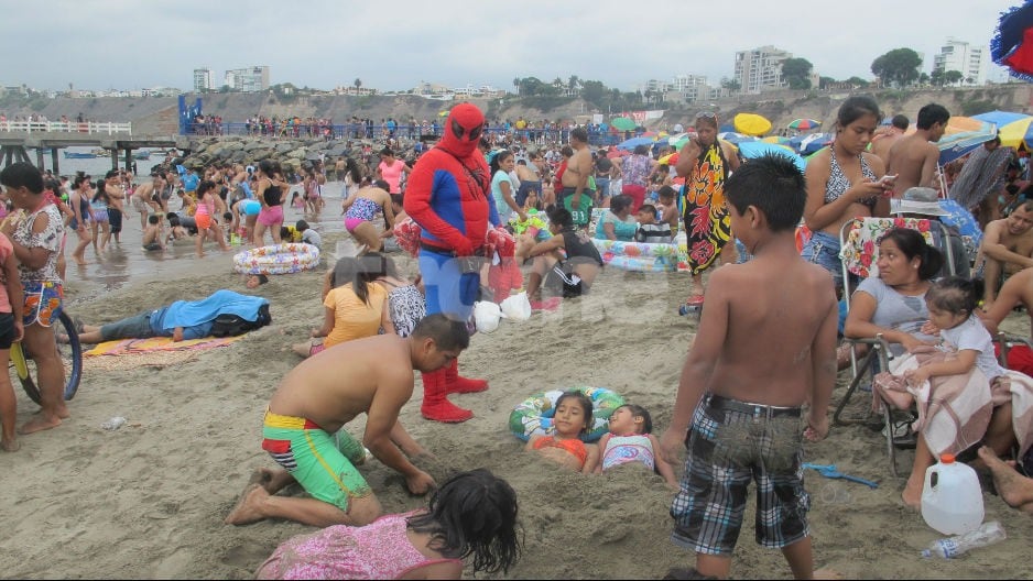 Este verano, el ingenio peruano hace aparecer creativas formas de trabajo en playas. El ‘Hombre Araña’, Depredador’, vendedor de marcianos ‘Guty’, etc. (FOTOS: Isabel Medina / Trome)