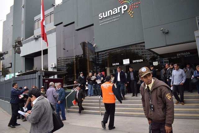 Evacuan a trabajadores de la Sunarp ante simulacro de sismo.
