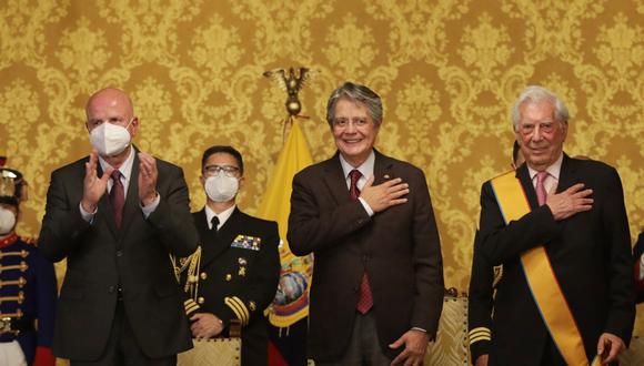 Mario Vargas Llosa posa junto al presidente de Ecuador, Guillermo Lasso, tras ser acreedor del premio la Orden del Mérito Nacional de la Gran Cruz. (Foto: Presidencia ECU)