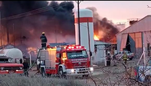 Una explosión provocó un importante incendio esta madrugada en la refinería New American Oil. (Foto: Captura de video)