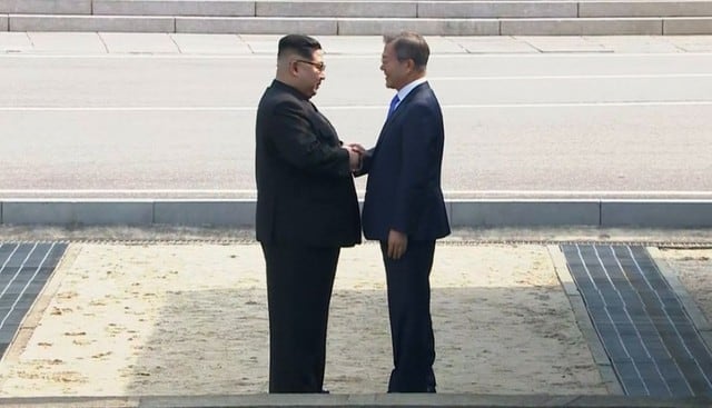 Kim Jong-un estrechó la mano del presidente de Corea del Sur, Moon Jae-in, en un evento histórico. (Fotos: Agencias)