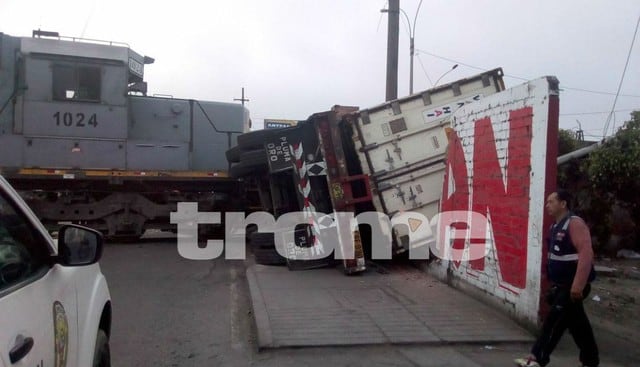 Camión choca contra tren en el Callao. Foto: Trome