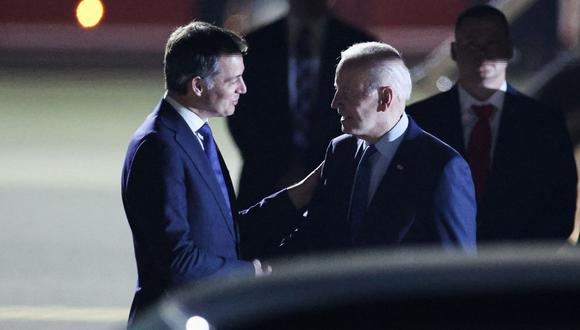 El presidente de los Estados Unidos, Joe Biden (derecha), saluda al primer ministro de Bélgica, Alexander de Croo, cuando llega al aeropuerto de Bruselas el 23 de marzo de 2022, en vísperas de una cumbre de la OTAN sobre la invasión rusa de Ucrania. (Foto de Kenzo TRIBOUILLARD / AFP)