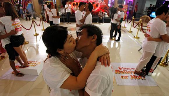 La pareja tailandesa Ekkachai y Laksana Tiranarat se besan en la competencia por el "Beso continuo más largo del mundo" durante el Día de San Valentín en el centro turístico de Pattaya el 14 de febrero de 2013.  (Foto: REUTERS/Chaiwat Subprasom)