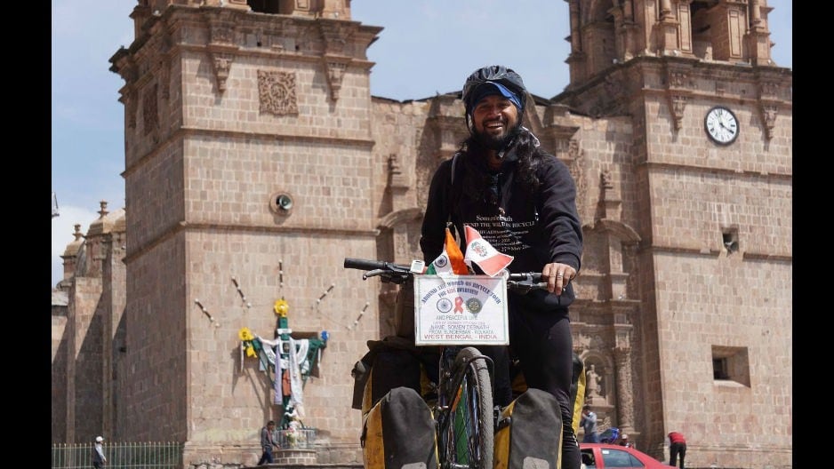 Reconocido ciclista indio, Somen Debnath, recorre el mundo sobre dos ruedas. Pedaleando, ya llegó al Perú con sus mensajes de prevención del VIH /SIDA. Hoy liderará una ‘caravana ciclística’.