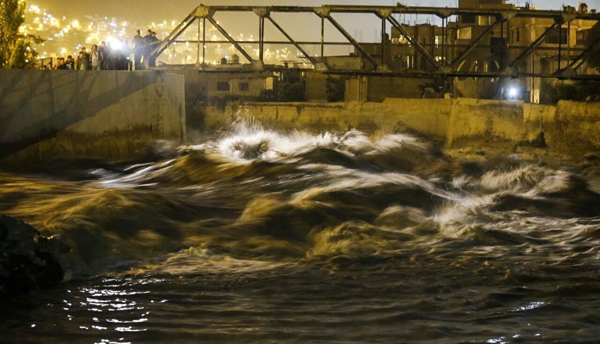 Caudal del río Rímac aumentó. Pobladores de Chosica atemorizados. Desborde fue por muro de contención inconcluso. (Foto: El Comercio)