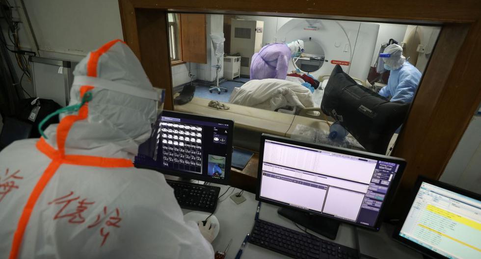 Esta foto tomada el 28 de febrero de 2020 muestra a un médico mirando una pantalla mientras un paciente infectado por el coronavirus pasa por una tomografía computarizada en el hospital de la Cruz Roja en Wuhan, en la provincia de Hubei. (AFP).