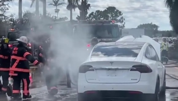 Muchos de estos vehículos en Florida (EE.UU.) estuvieron sumergidos en agua por días tras el paso del huracán Ian. (Foto de YouTube / @NewsNation)