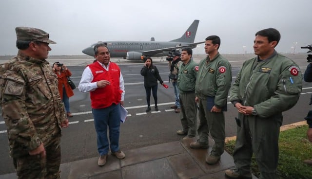 Avión de la Fuerza Aérea del Perú se dirigió hasta la ciudad ecuatoriana de Salinas, donde hay 264 escolares, padres y profesores peruanos varados por la crisis en Ecuador. Foto: MinDef Perú