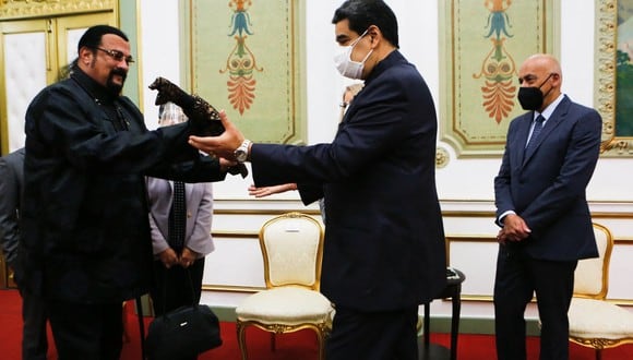 Vestido de negro y con el rostro al descubierto, el actor, especialista en artes marciales, entregó la ‘katana’ a Nicolás Maduro que llevaba mascarilla. (Foto: Handout / Venezuelan Presidency / AFP)