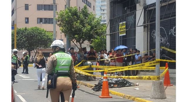 Esta mañana, un hombre falleció tras ser embestido por el bus del Corredor Azul en el cruce de la avenida Garcilaso de la Vega (ex Wilson). (Foto: Doris Aguirre/Twitter)