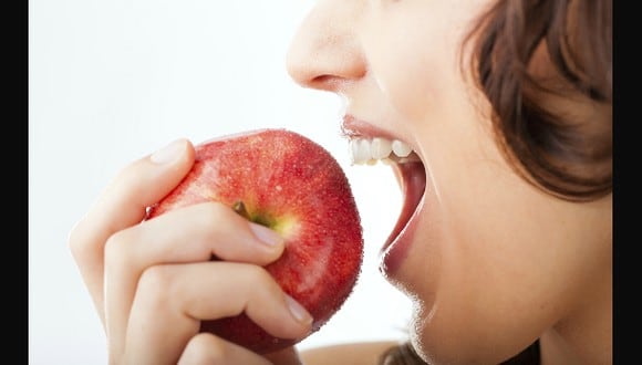 Consumir la manzana con piel es una buena idea para alimentarnos mejor.