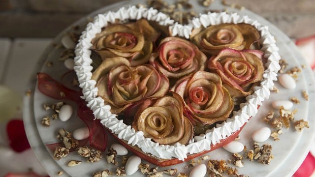 irresistible helado ‘Mum’, propuesta de Cafeladería 4D. Lleva fresas con crema, acompañado de galletas en forma de corazones y bañadas en chocolate blanco y rosado, además de pinceladas de chocolate y avellanas.