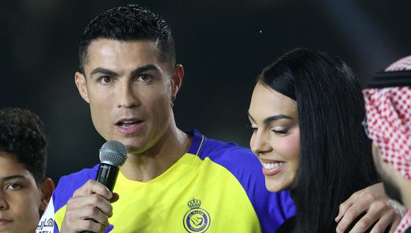 Cristiano Ronaldo junto a Georgina Rodríguez en su presentación con el Al-Nassr (Foto: AFP)