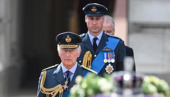 El rey Carlos III y el príncipe Guillermo caminan detrás del ataúd de la reina Isabel II. (Foto de Daniel LEAL / PISCINA / AFP)