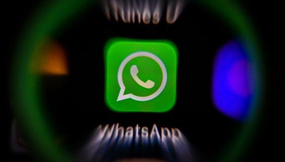 Una fotografía tomada el 10 de noviembre de 2021 en Moscú muestra el logotipo del software de mensajería instantánea estadounidense Whatsapp en la pantalla de un teléfono inteligente. (Foto de Yuri KADOBNOV / AFP)