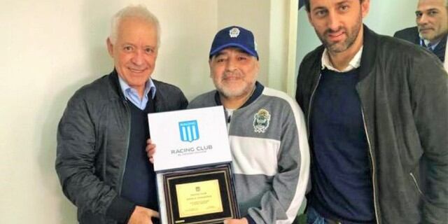 Diego Maradona recibió una placa conmemorativa por su regreso al fútbol agentino. (Foto: Racing Club)