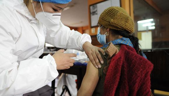 Más de 3,2 millones de bolivianos ya tienen las dos dosis y casi 900.000 solo la primera. (Foto: Jorge Bernal / AFP)