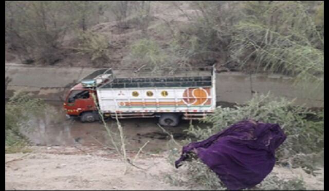 Camión cae a canal con 30 pasajeros y muere madre de 7 hijos