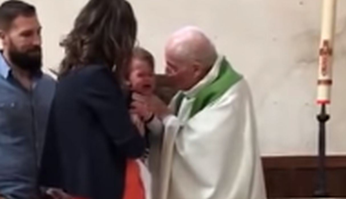 Sacerdote golpea a bebé en su bautizo.