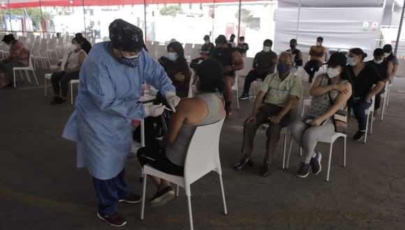 El domingo 23 de enero entran en vigencia una serie de restricciones -en todo el territorio nacional- para las personas mayores de 50 que no acrediten las tres dosis de la vacuna contra el coronavirus.  (Foto: Leandro Britto / @photo.gec