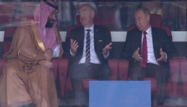 Vladimir Putin y el príncipe árabe Mohammad bin Salman con Gianni Infantino, presidente de la FIFA. (Capturas: Twitter)