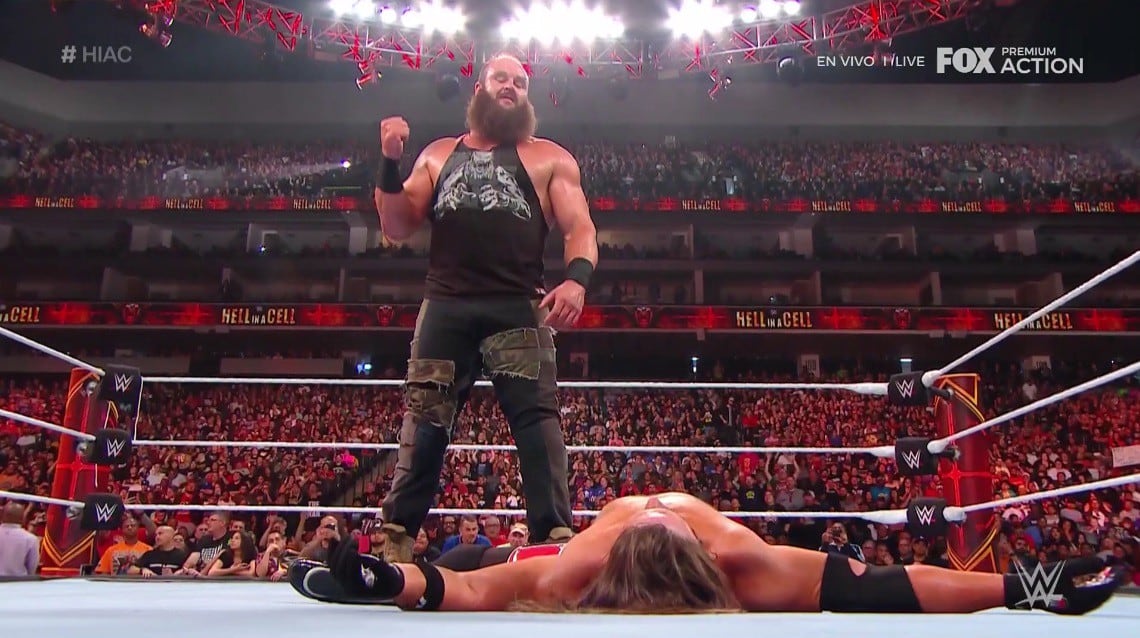 Con tremendo puño, Strowman puso a dormir a Styles. (Captura Fox Action)