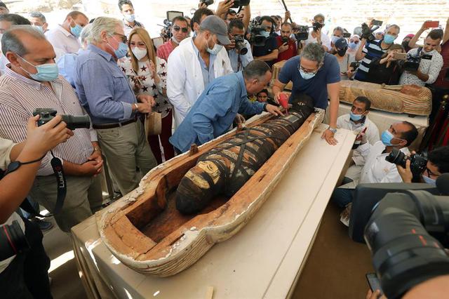 Egipto ha presentado 59 sarcófagos de madera en perfectas condiciones con sus momias, que datan de 2.600 años atrás. (Foto: EFE/EPA/KHALED ELFIQI)