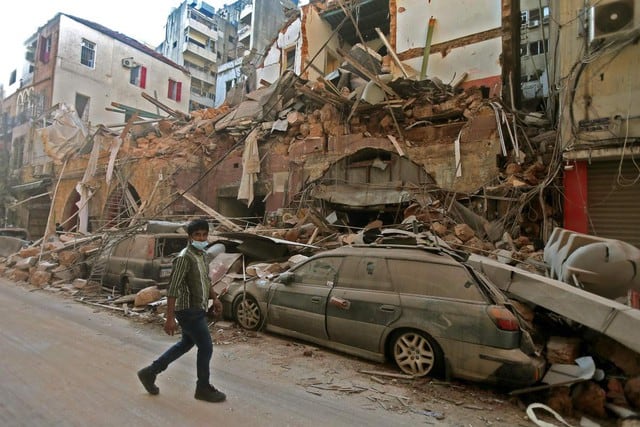 Una fotografía muestra las secuelas de una fuerte explosión que arrasó Beirut (capital del Líbano). (AFP / STR).
