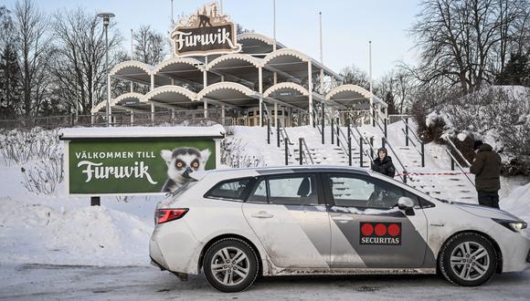 Una foto tomada el 15 de diciembre de 2022 muestra un vehículo de una empresa de seguridad cerca de la entrada principal del zoológico Furuvik, a unos 10 km al este de Gavle, Suecia. (Foto de Fredrik SANDBERG / Agencia de noticias TT / AFP)