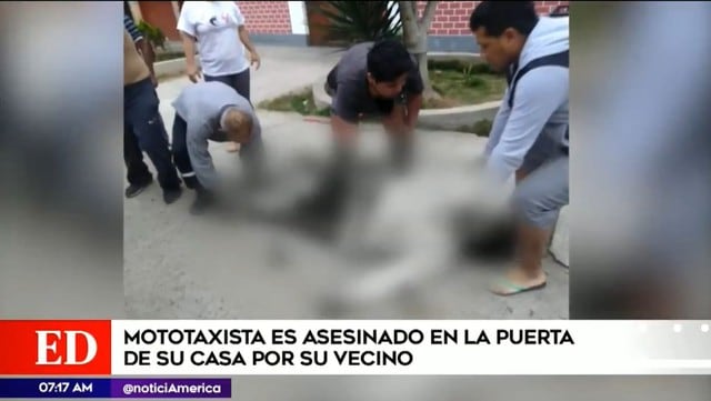 El sujeto fue reducido por los hijos de la víctima. (Foto: Captura/América Noticias)
