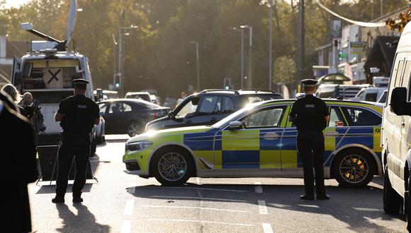 Oficiales de policía se hacen presentes en un distrito de Southend-on-Sea, en el sureste de Inglaterra. (Foto: Tolga Akmen / AFP)